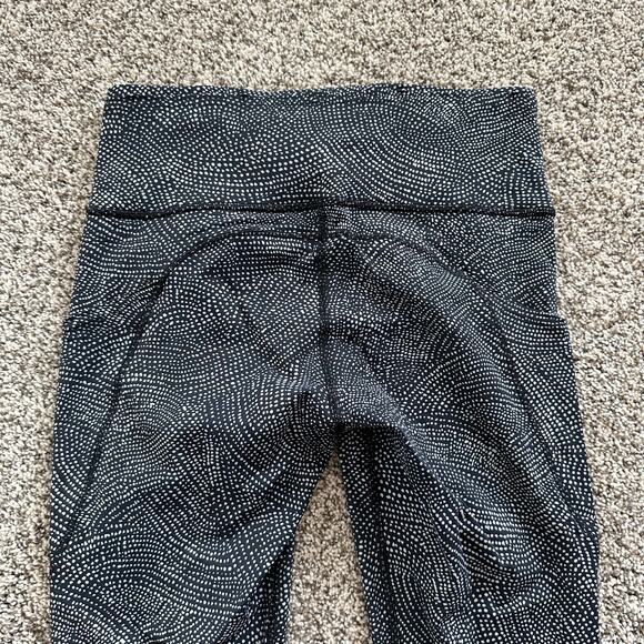 Lululemon black & white dot print cropped leggings size 6 - Picture 5 of 10